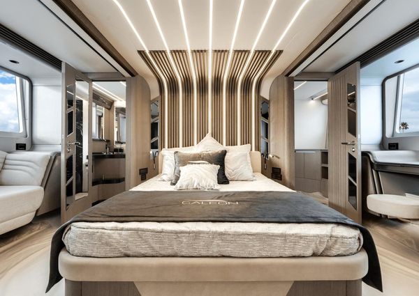 Galeon 800 Fly image