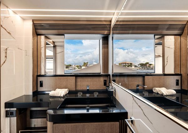 Galeon 800 Fly image