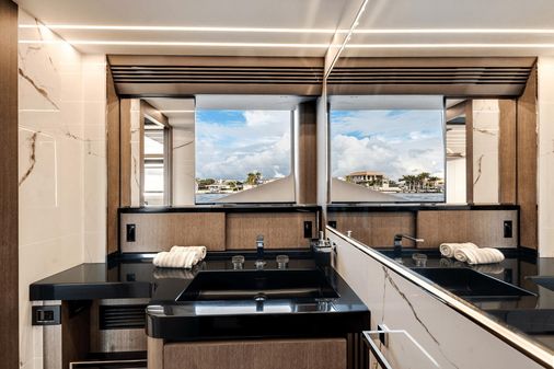 Galeon 800 Fly image