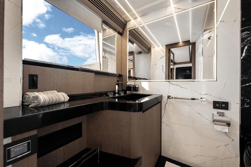 Galeon 800 Fly image