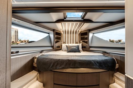 Galeon 800 Fly image