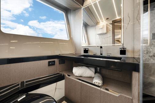 Galeon 800 Fly image