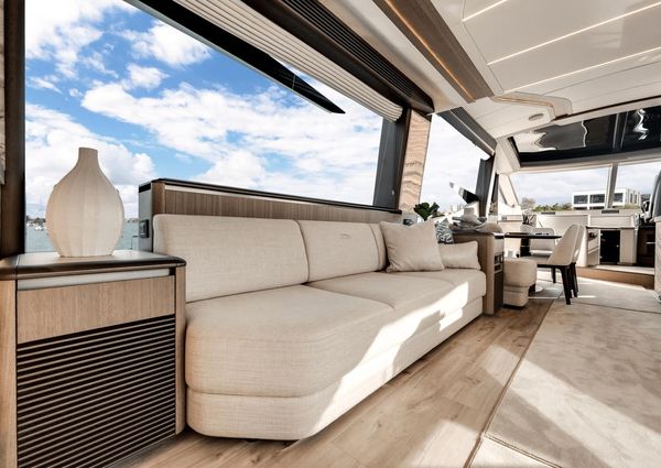 Galeon 800 Fly image