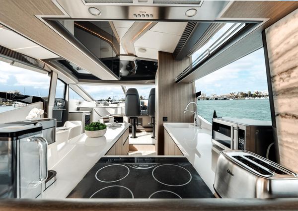 Galeon 800 Fly image