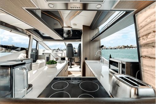 Galeon 800 Fly image