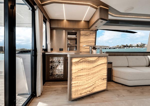 Galeon 800 Fly image