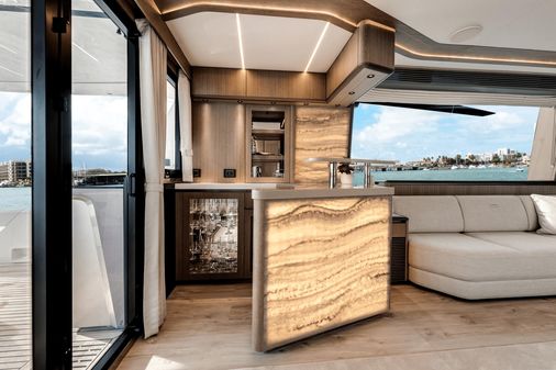 Galeon 800 Fly image