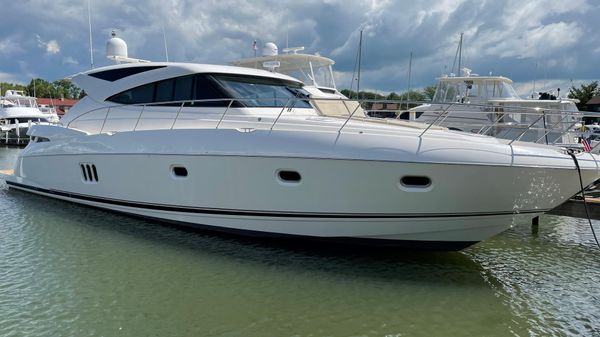 Riviera 5800 Sport Yacht 