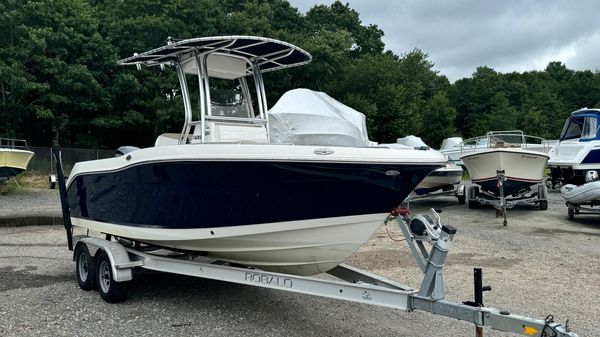 Robalo R200 Center Console 