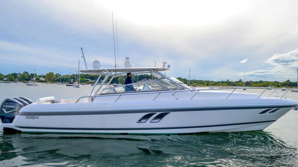 Intrepid 430 Sport Yacht