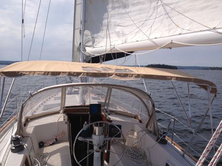 Islander Freeport Center Cockpit 36 image