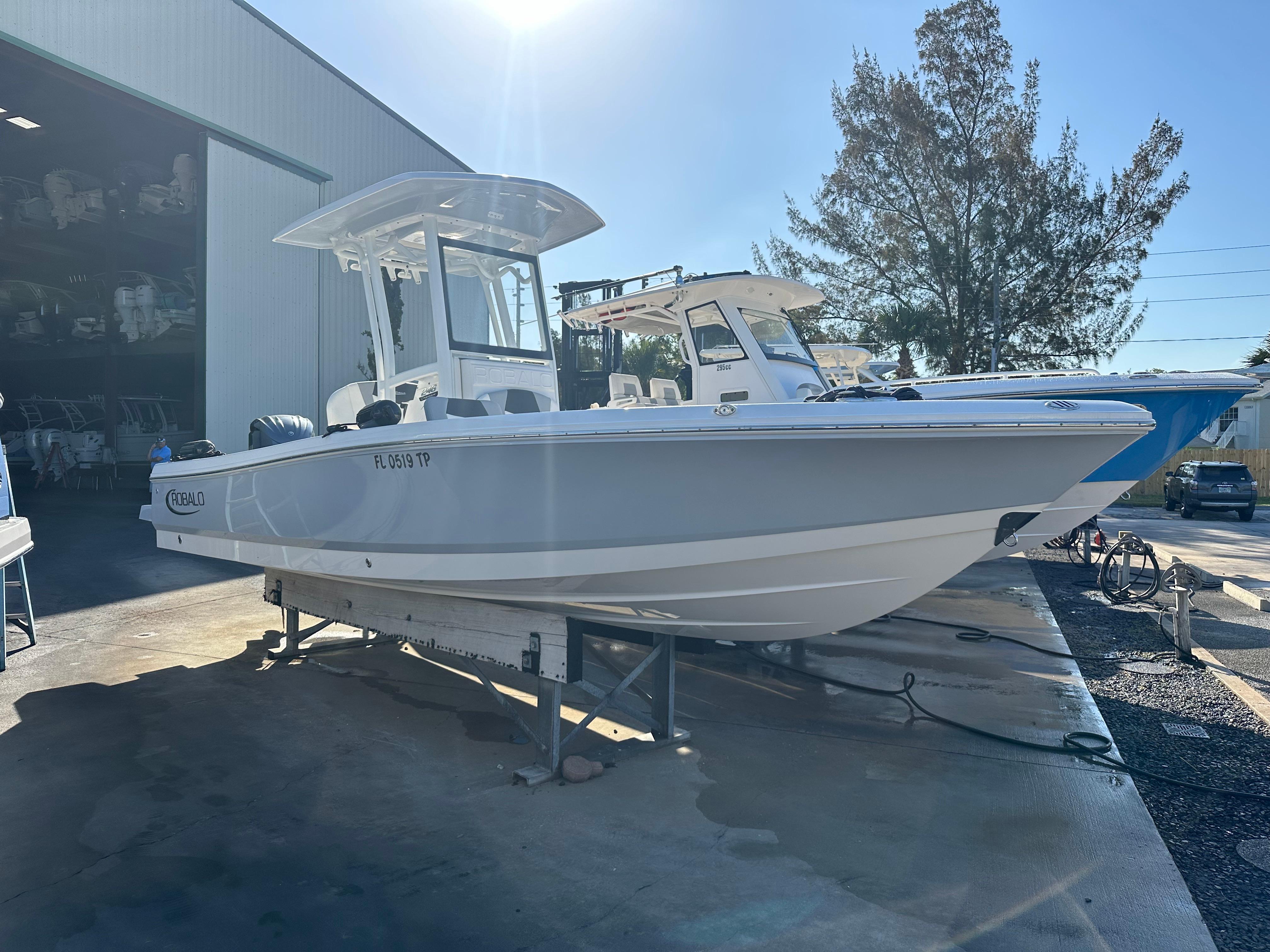 2023 Robalo 246 cayman