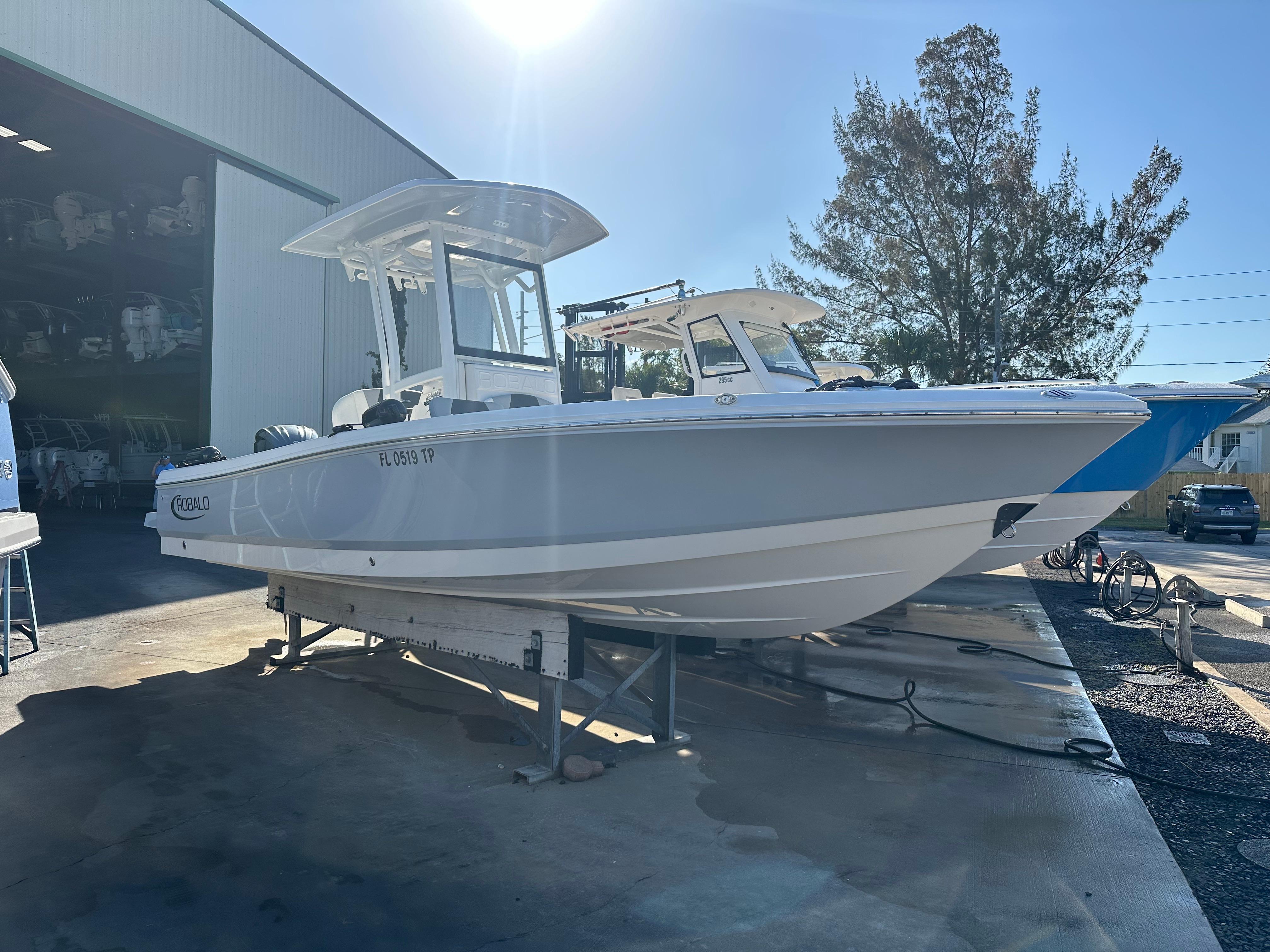 2023 Robalo 246 cayman