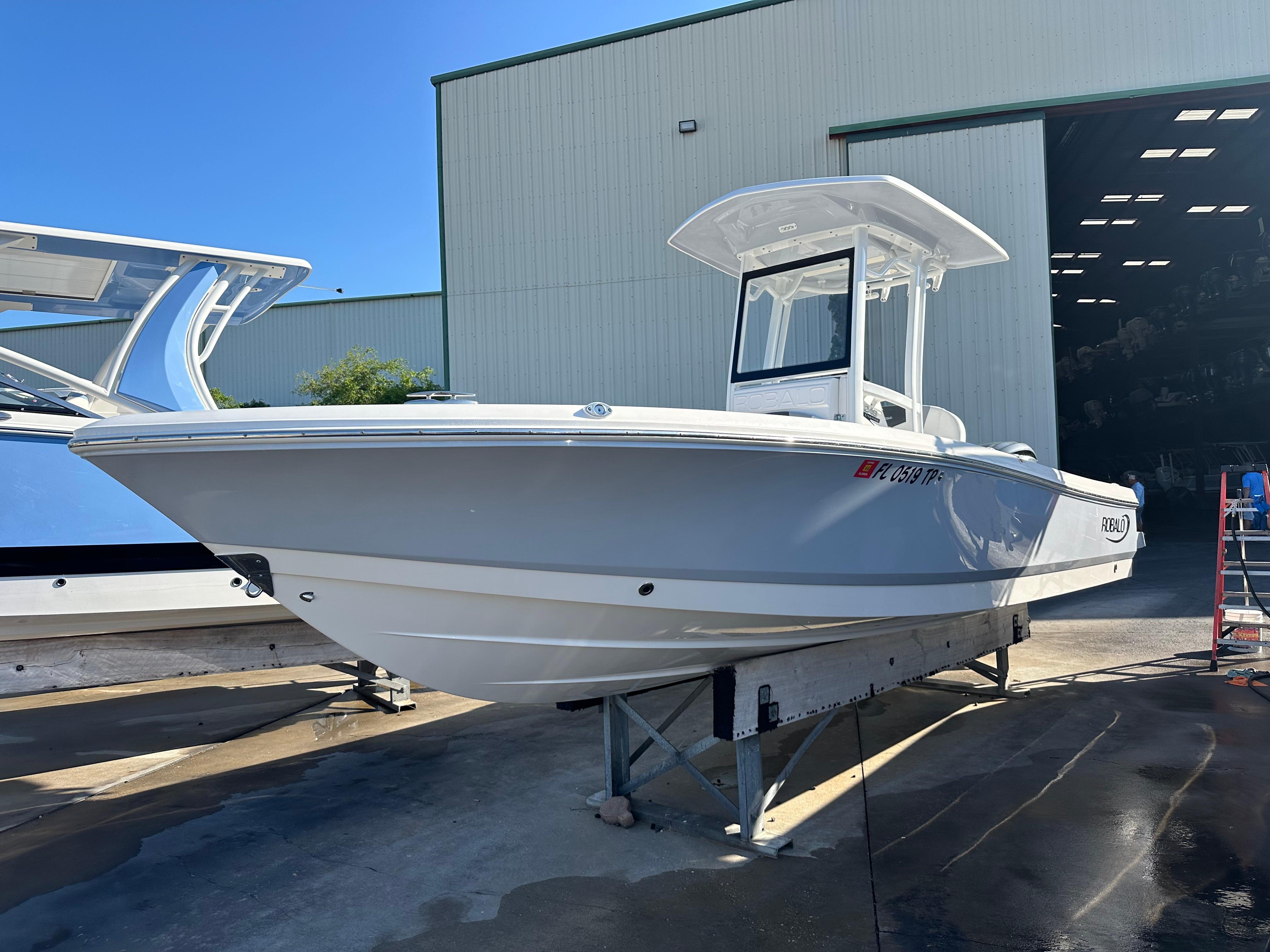 2023 Robalo 246 cayman