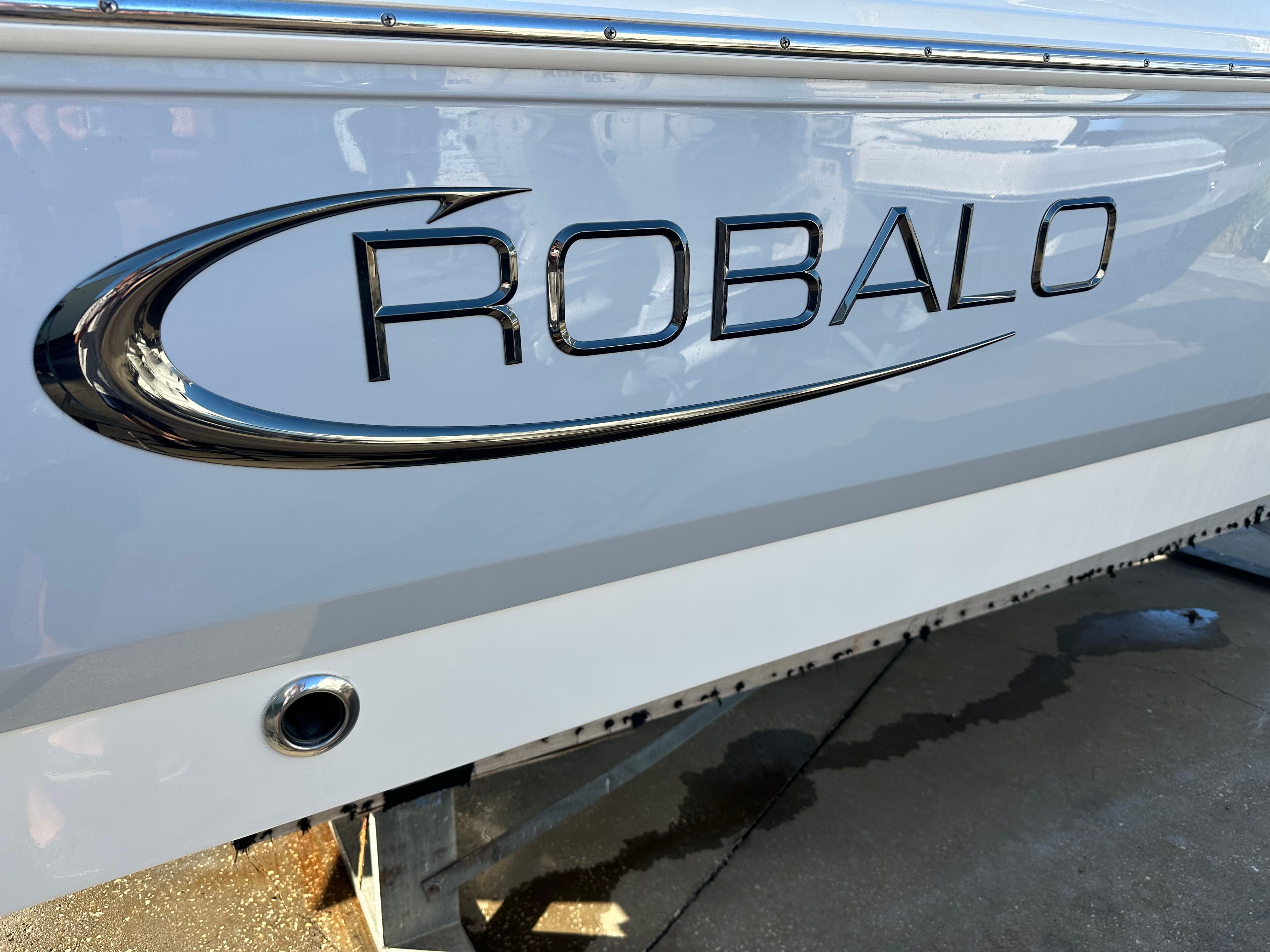 2023 Robalo 246 cayman