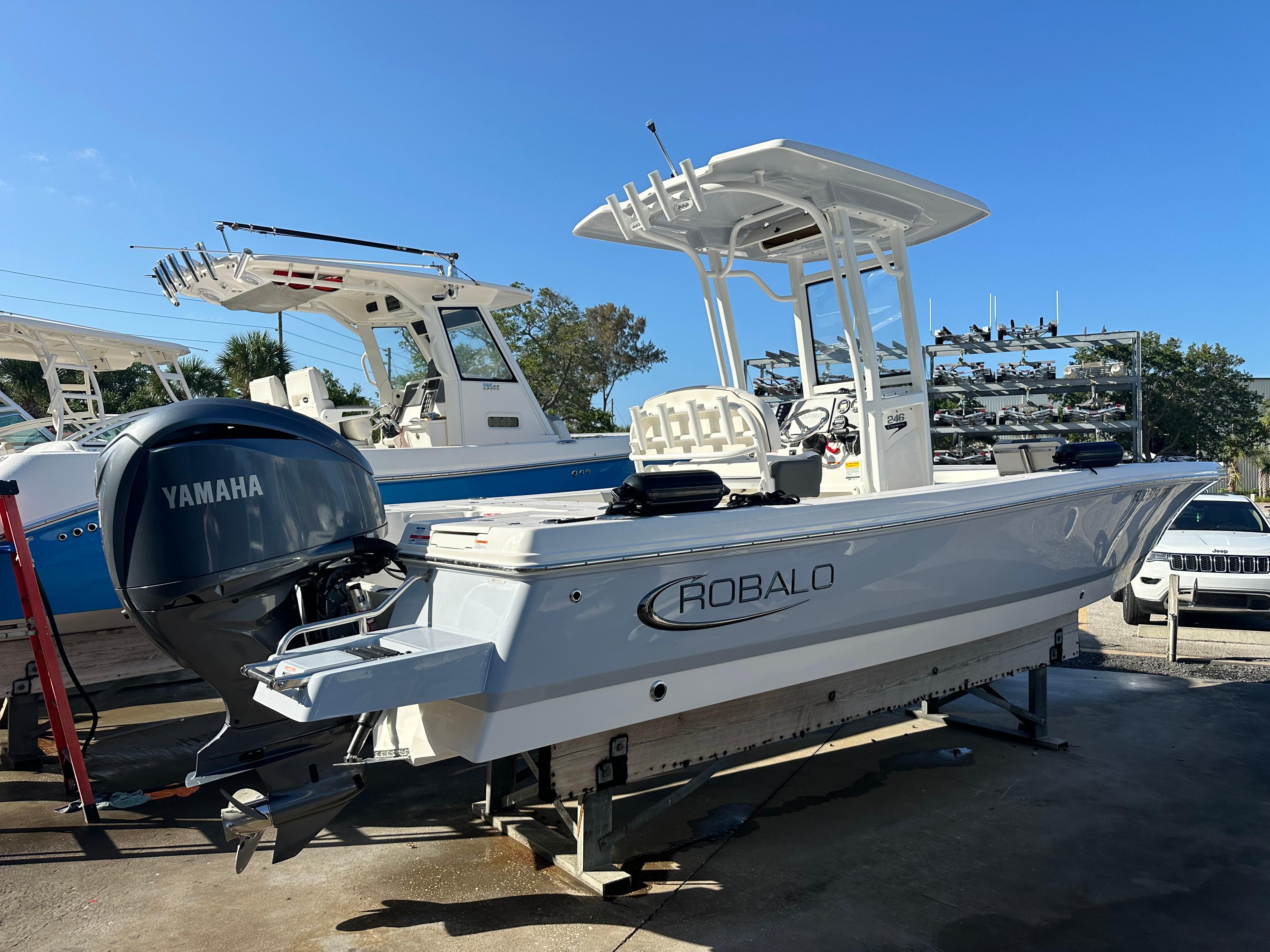 2023 Robalo 246 cayman