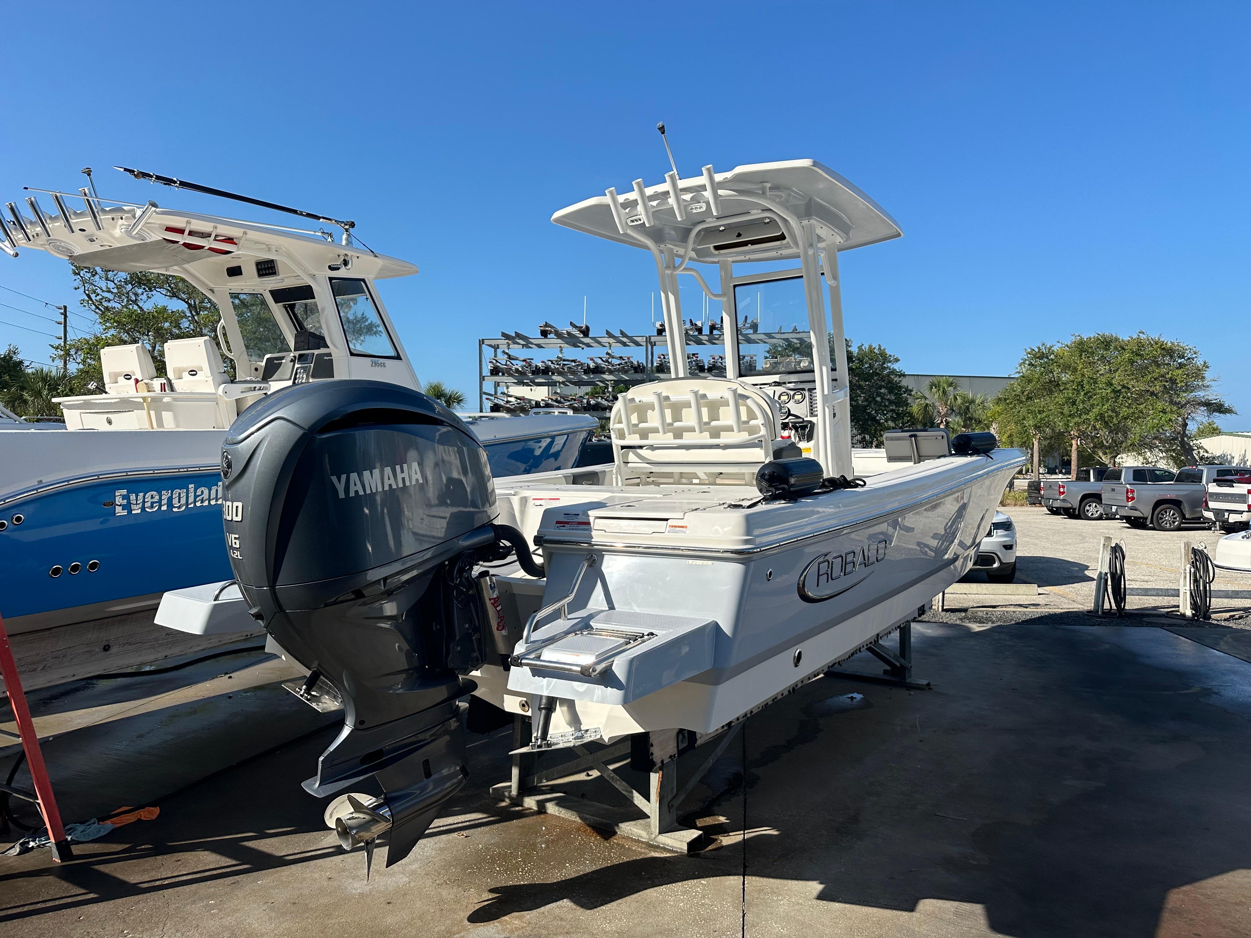 2023 Robalo 246 cayman