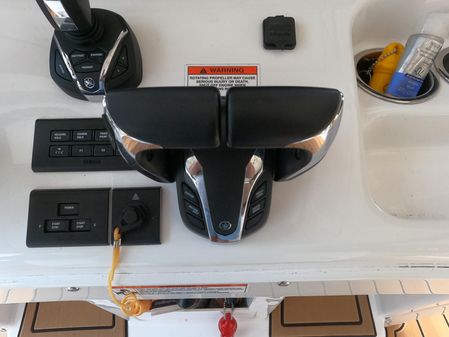 Sea Hunt Gamefish 30 Forward Seating image