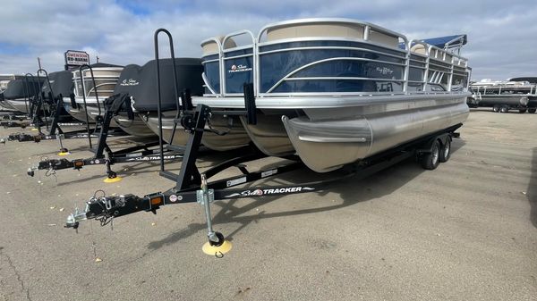 Sun Tracker Party Barge 22 RF XP3