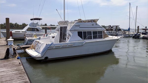 Carver 320 Voyager