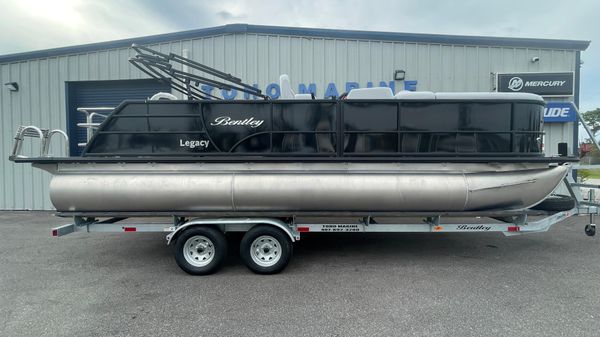 Bentley Pontoons 223 Swingback