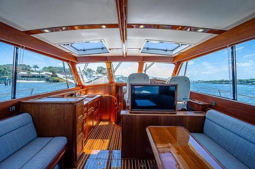 Hinckley Talaria 43 Motoryacht image