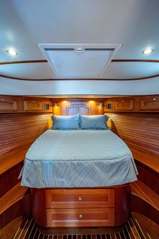 Hinckley Talaria 43 Motoryacht image