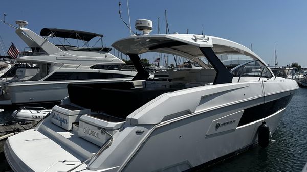 Cruisers Yachts 390 Express 