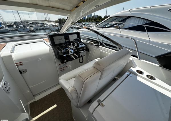 Cruisers Yachts 390 Express image