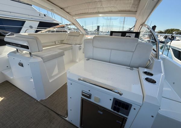 Cruisers Yachts 390 Express image