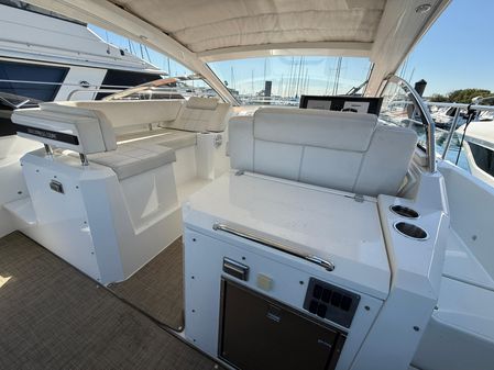 Cruisers Yachts 390 Express image