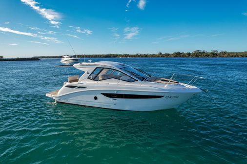 Sea Ray Sundancer 350 Coupe image