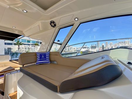 Sea Ray Sundancer 350 Coupe image