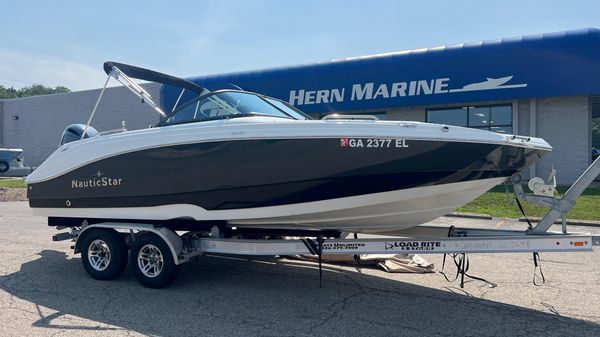 NauticStar 223 DC