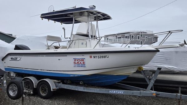 Boston Whaler 210 Outrage 