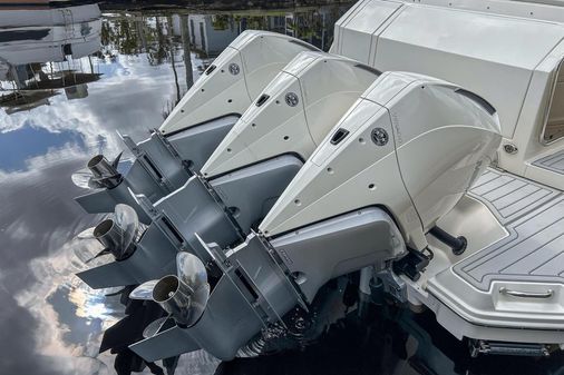 Sea Ray 320 Sundancer Outboard image