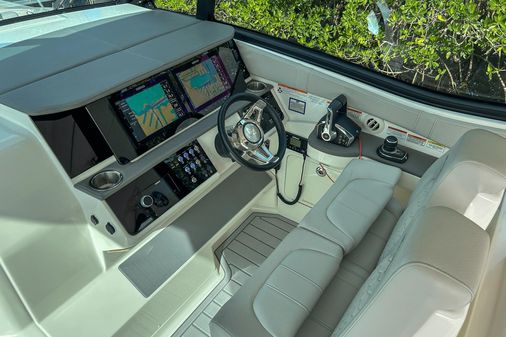 Sea Ray 320 Sundancer Outboard image