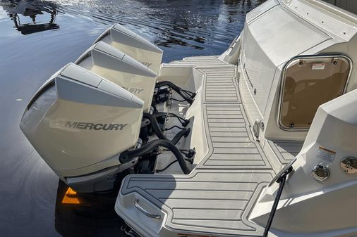 Sea Ray 320 Sundancer Outboard image