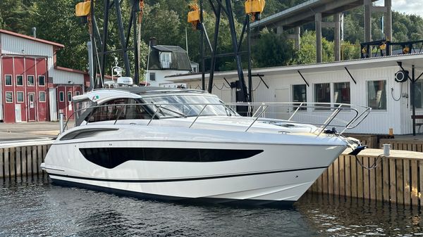 Princess Yachts V40 