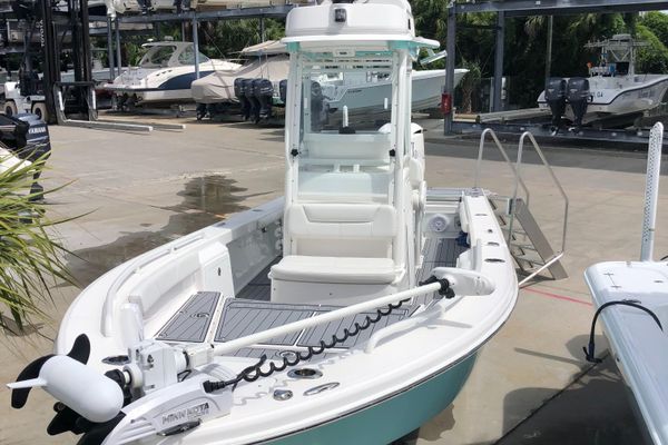 Everglades 243 Center Console - main image