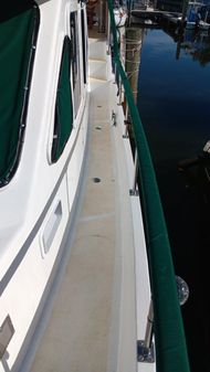 Marine Trader Sundeck 40 image