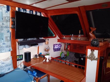 Marine Trader Sundeck 40 image