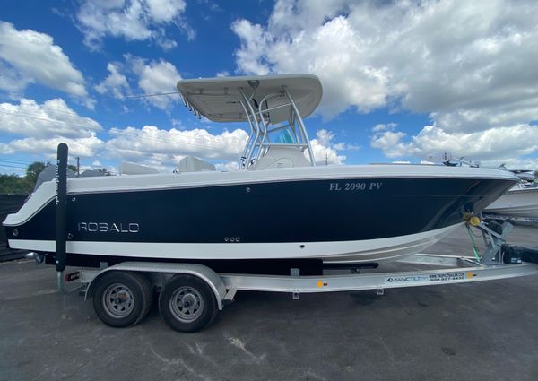 Robalo R260-CENTER-CONSOLE image