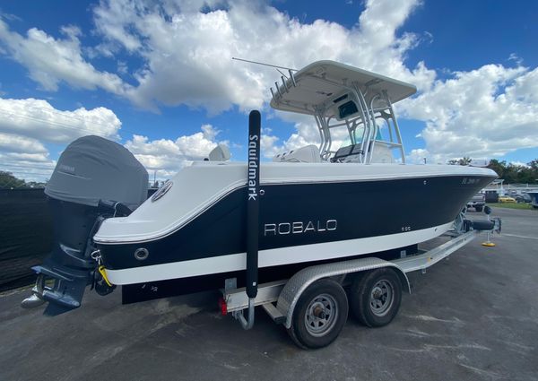 Robalo R260-CENTER-CONSOLE image