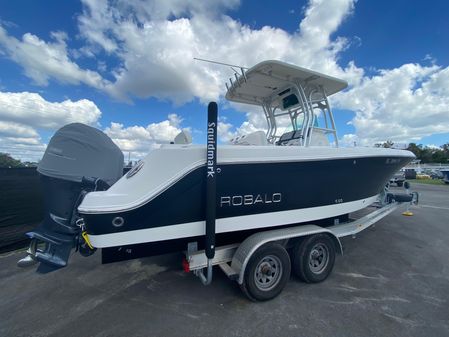 Robalo R260-CENTER-CONSOLE image