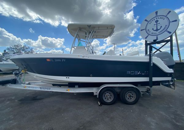 Robalo R260-CENTER-CONSOLE image