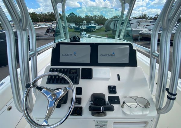 Robalo R260-CENTER-CONSOLE image