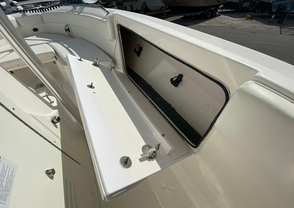 Robalo R260-CENTER-CONSOLE image