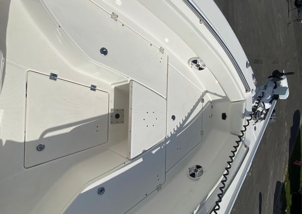 Robalo R260-CENTER-CONSOLE image