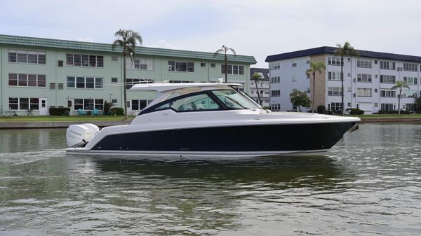 Tiara Yachts 34 LX 